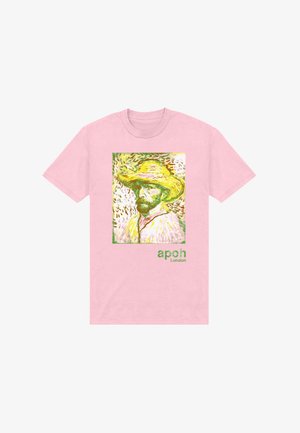 Rosa Baumwoll-T-Shirt mit einem gedruckten Porträt, das einen gelben Strohhut und grüne Akzente zeigt, beschriftet mit "apoh London" am unteren Rand.