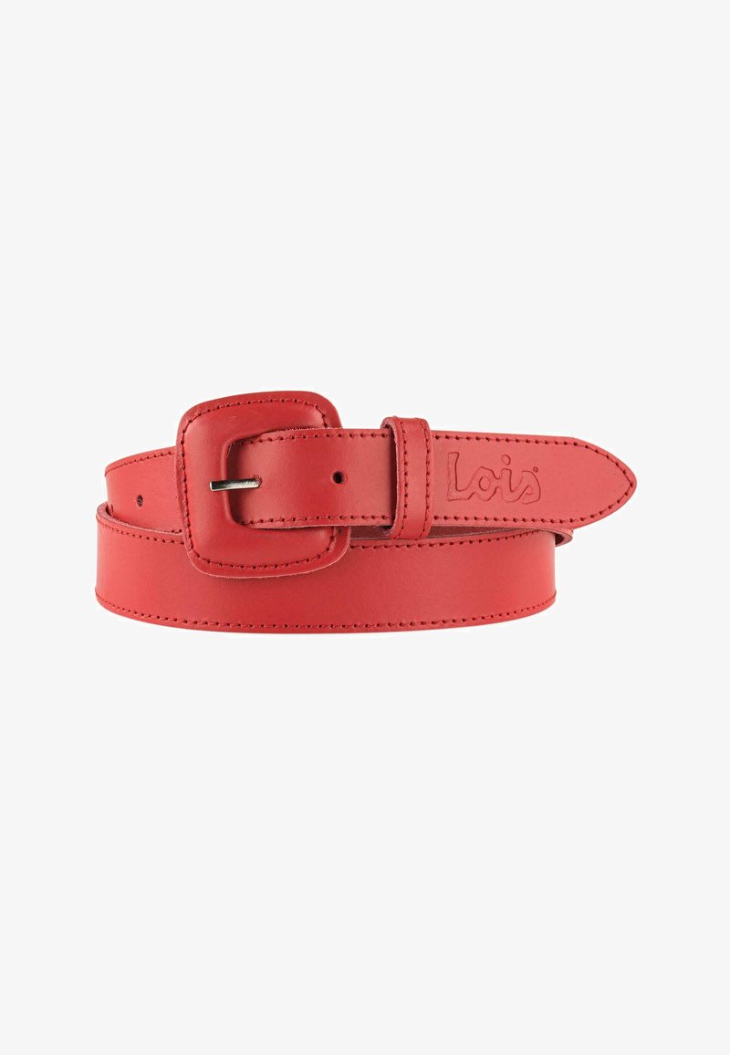 Cinturón de cuero rojo con hebilla cuadrada, logo grabado y detalles de costura. Textura suave y longitud ajustable.