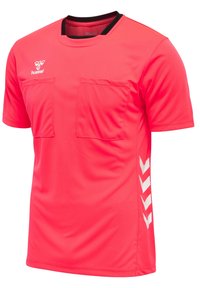 Camiseta deportiva de color rosa brillante hecha de tela lisa y ligera. Presenta dos bolsillos delanteros y franjas en forma de chevron blancas a lo largo del costado.