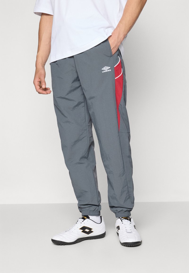 Umbro RELAXED TRACK PANT - Trainingsbroek - iron gate/red dahlia/brilliant white