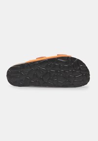 Sandal arancione con una suola in gomma nera testurizzata, dotata di due cinturini regolabili e una soletta imbottita per il massimo comfort.