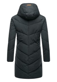 Temno izolirano jermenasto jakno s kapuco, ki ima chevron vzorec in označbo na vratu. Gladek material s srednjo dolžino.