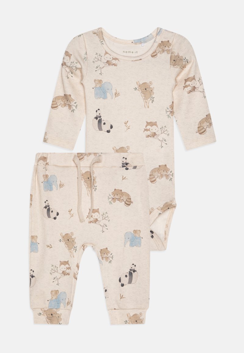 Beige babyklær med langermet kropp og bukser. Trykket inkluderer dyr som koalaer og pandaer i myke farger. Laget av bomull.