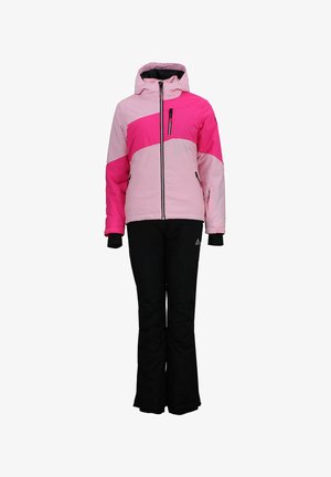 Veste de ski avec des panneaux rose et rose clair, dotée d'une fermeture éclair noire, accompagnée de pantalons noirs à coupe évasée avec des détails de logo.