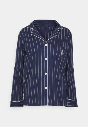 Maglietta da pigiama a strisce blu navy con dettagli bianchi, colletto e bottoni. Presenta una tasca frontale con iniziali ricamate e maniche lunghe.