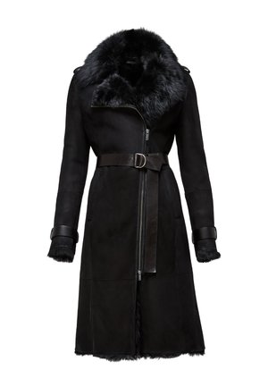 Czarny płaszcz z owczej wełny z szerokim futrzanym kołnierzem, na zamek błyskawiczny, z paskiem w talii i futrzanymi mankietami. Gładka faktura z eleganckim krojem.