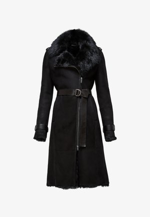 Schwarzer Lammfellmantel mit breitem Pelzkragen, Reißverschluss, tailliertem Schnitt und mit Pelz gefütterten Manschetten. Glatte Textur mit elegantem Design.