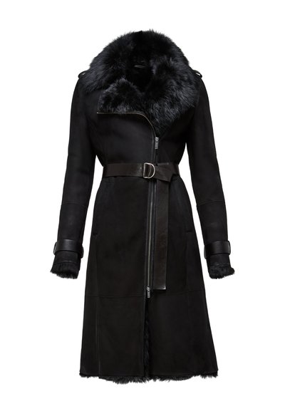 Czarny płaszcz z owczej wełny z szerokim futrzanym kołnierzem, na zamek błyskawiczny, z paskiem w talii i futrzanymi mankietami. Gładka faktura z eleganckim krojem.