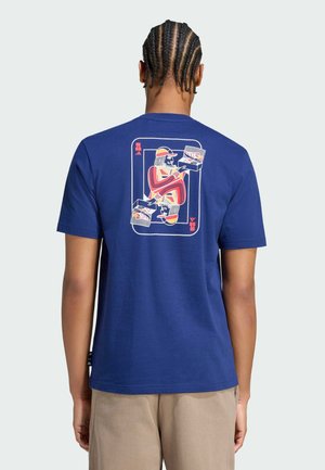 adidas Sportswear, ADIDAS SPORTSWEAR NOVELTY CARDS GRAPHIC T-SHIRT - T-shirt con stampa - dark blue