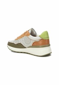 Zapatilla deportiva con un upper blanco perforado, detalles en tonos beige y verde olivo, y una suela blanca texturizada y gruesa para mayor amortiguación.