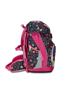 Zaino realizzato in tessuto nero con motivi di stelle colorate, dettagli in un luminoso rosa, spallacci regolabili e diversi scomparti con zip.