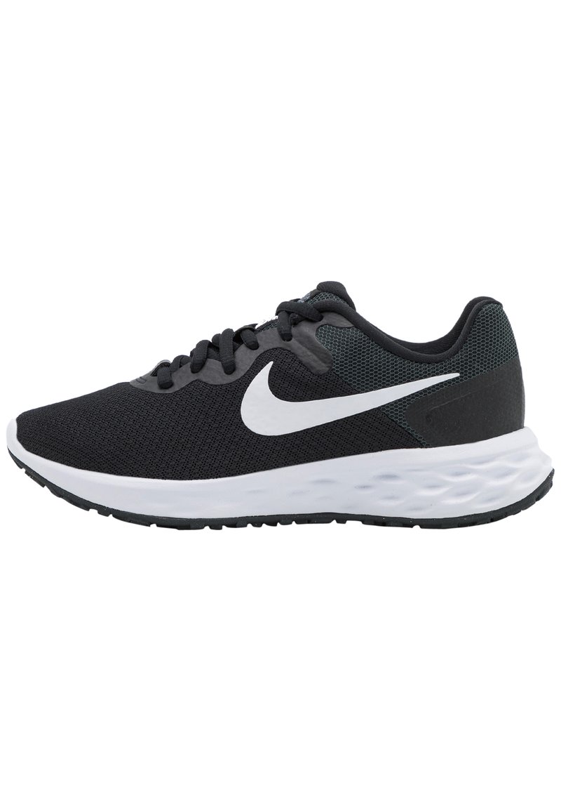 Sapatilhas atléticas pretas com parte superior em malha e o símbolo Swoosh branco da Nike, com colarinho almofadado, atacadores e entressola branca texturizada.