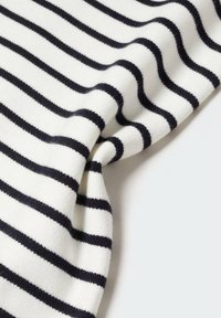 Tessuto a maglia con sfondo bianco e righe blu navy distribuite uniformemente. Il materiale è morbido con una superficie liscia.