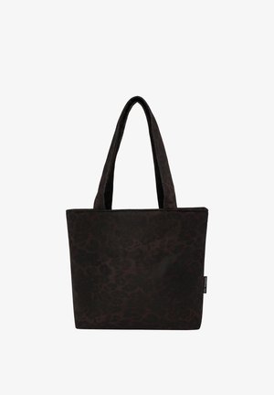Sac fourre-tout noir avec un motif léopard subtil, de taille moyenne, et deux longues anses pour le porter à l'épaule.