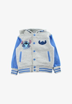 Veste à capuche pour enfants avec manches bleues, corps gris, boutons bleus, poignets rayés et illustration du personnage Stitch sur le devant, côté gauche.