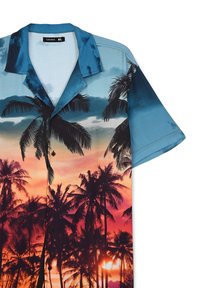 Maglietta a maniche corte in morbido tessuto, con un gradiente blu e stampa di palme in tonalità nere, arancioni e rosa, chiusura con bottoni.