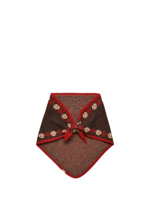 Brauner gestrickter Halsschal mit rotem Rand und rotem sowie beigem Blumenmuster, vorne in dreieckiger Form gefalten und gebunden.