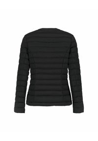 Giacca a vento nera con una silhouette aderente, caratterizzata da sezioni trapuntate orizzontali, maniche lunghe e colletto rotondo.