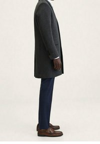 Grau Wollmantel mit maßgeschneidertem Design und geradem Schnitt. Getragen über dunkelblauen karierter Hose, kombiniert mit braunen Mokassins.