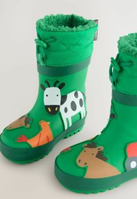 Botas de goma verdes con un upper acolchado texturizado, que presenta diseños de animales de dibujos animados de una cebra, una gallina y un caballo, y un suave forro de felpa.
