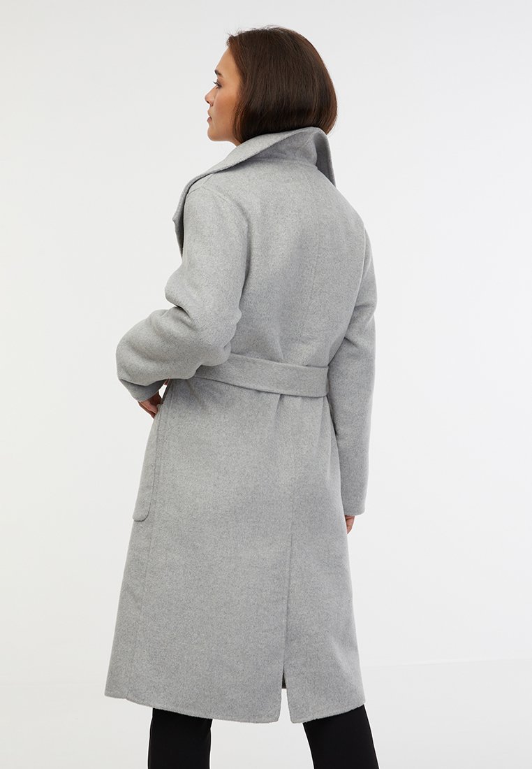 Szary wełniany płaszcz z paskiem w talii, długimi rękawami i wysokim kołnierzem, o prostym kroju i kieszeniach bocznych dla dodatkowego akcentu.