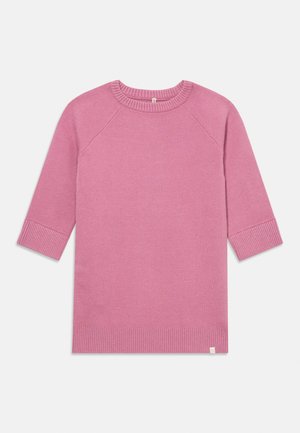 Ružový pletený sveter s tromi štvrtinovými rukávmi, rebrovanými manžetami, lemom a okrúhlym výstrihom ležiaci na bielom pozadí.