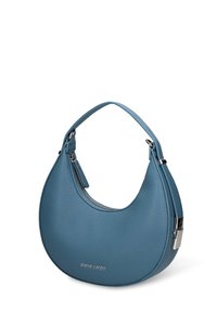 Sac d'épaule en cuir bleu clair avec un design courbé, fermeture éclair et une garniture en argent. Dispose d'une surface texturée et d'une sangle courte.