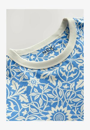 T-shirt azzurro a maniche corte con motivo floreale crema e colletto a costine, con un'etichetta che recita "NEXT Essential Tee."