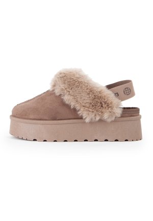 Ciabatta platform con tomaia in camoscio beige, suola spessa scanalata, bordo in pelliccia sintetica morbida e cinturino elastico posteriore.