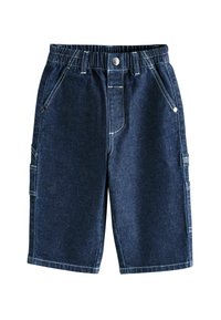 Pantalones cortos de mezclilla en azul oscuro con cinturilla elástica, dos bolsillos frontales y dos bolsillos laterales tipo cargo. Detalle de costura a contraste en toda la prenda.