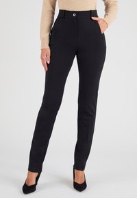 Pantalones negros ajustados con cintura alta, bolsillos laterales y cierre de botón. Tejido suave con un diseño de pierna recta.