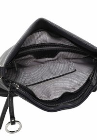Interno di una borsa a mano in pelle nera con texture, dotato di più scomparti, una tasca con zip e un rivestimento grigio stampato con loghi.