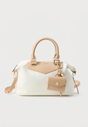 Weiß-beige Handtasche mit oberen Griffen, einem abnehmbaren beige Schulterriemen, goldfarbenen Beschlägen und einem kleinen beige angenähten Täschchen.