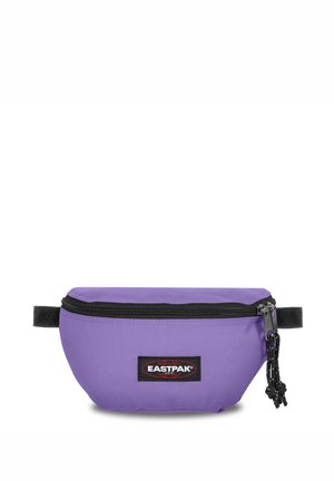 Banane en tissu violet avec une fermeture éclair noire, dotée d'un patch logo et d'une sangle réglable noire. Texture lisse, forme ovale compacte.