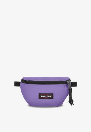 Banane en tissu violet avec une fermeture éclair noire, dotée d'un patch logo et d'une sangle réglable noire. Texture lisse, forme ovale compacte.