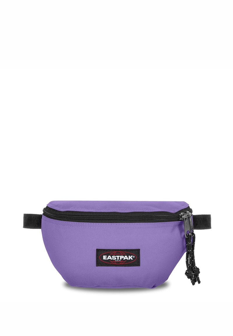 Fialová látková ledvinka s černým zipem, obsahující logo nášivku a černý nastavitelný popruh. Hladká textura, kompaktní oválný tvar.