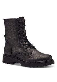 Schwarze Schnürstiefel bis zum Knöchel aus texturiertem Material mit leicht glänzender Oberfläche, ausgestattet mit einer stabilen Sohle und einem Ziehriemen an der Ferse.