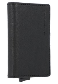 Portafoglio in pelle nera con finitura texturizzata, design slim, cuciture visibili e un meccanismo a clip nella parte inferiore per una chiusura sicura.