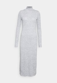 Robe midi tricotée gris clair à manches longues, col roulé haut et silhouette ajustée sur fond uni.