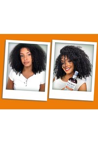 Twee polaroid-stijl foto's naast elkaar. Links: een vrouw met krullend zwart haar in een witte top. Rechts: dezelfde vrouw lachend, met een haarproduct in haar hand.