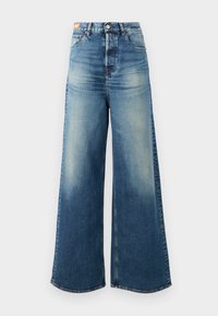 Wijde blauwe denim jeans met een vervaagde afwerking, hoge taille en klassiek vijf-pocket ontwerp. Voorzien van koperen hardware en rafelige zomen.