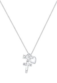 Sølv halskæde med en lille hjertecharms, et korscharms med snoet detaljer og en klar stenaccent; glat, poleret overflade.