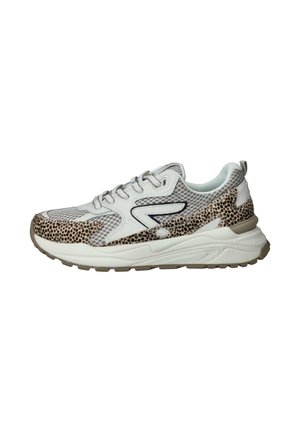 Witte en grijze sportieve sneaker met mesh-stof, beige gevlekte patroondeaccenten, dikke zool en vetersluiting, zijaanzicht op witte achtergrond.