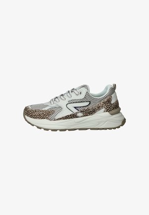 Witte en grijze sportieve sneaker met mesh-stof, beige gevlekte patroondeaccenten, dikke zool en vetersluiting, zijaanzicht op witte achtergrond.