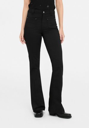 Jeans neri a zampa d'elefante con vita alta, caratterizzati da una chiusura con bottone, tasche frontali e sottili dettagli in metallo lucido. Tessuto dalla texture liscia.