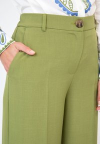 AN'GE TAILORED STRAIGHT - Pantalon classique - kiwi