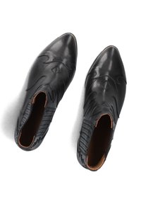 Zwarte leren enkellaarzen met spitse neuzen, gedetailleerde texturen, elastische zijkanten en een gladde afwerking.