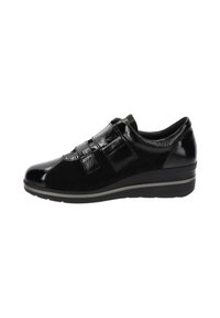 Scarpa nera con dettagli in pelle verniciata e morbido suede, dotata di tre cinturini regolabili e suola a zeppa bassa per un comfort ottimale.