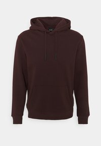Sudadera con capucha en color burdeos hecha de tejido suave, cuenta con un bolsillo tipo canguro, cordones con puntas negras y puños acanalados.