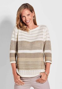 Maglione leggero lavorato a maglia con strisce alternate di beige e bianco sporco. Progettato con scollatura rotonda e maniche a tre quarti.